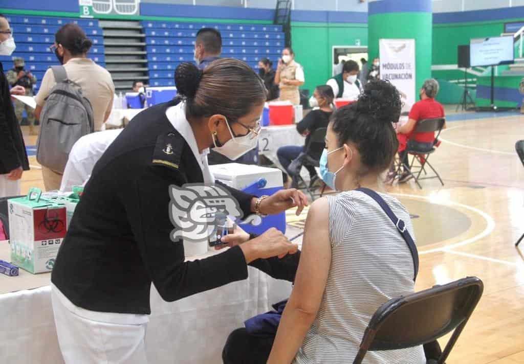 Avanza fluida vacunación en macrocentros en Veracruz; toca segunda dosis a maestros