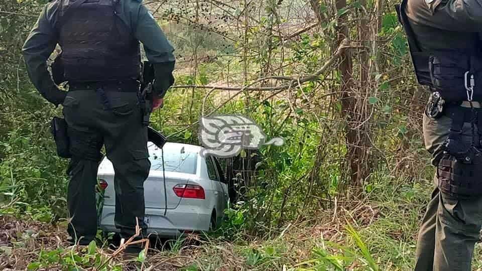 Abandonan vehículo tras volcadura en carretera Oluta – Texistepec