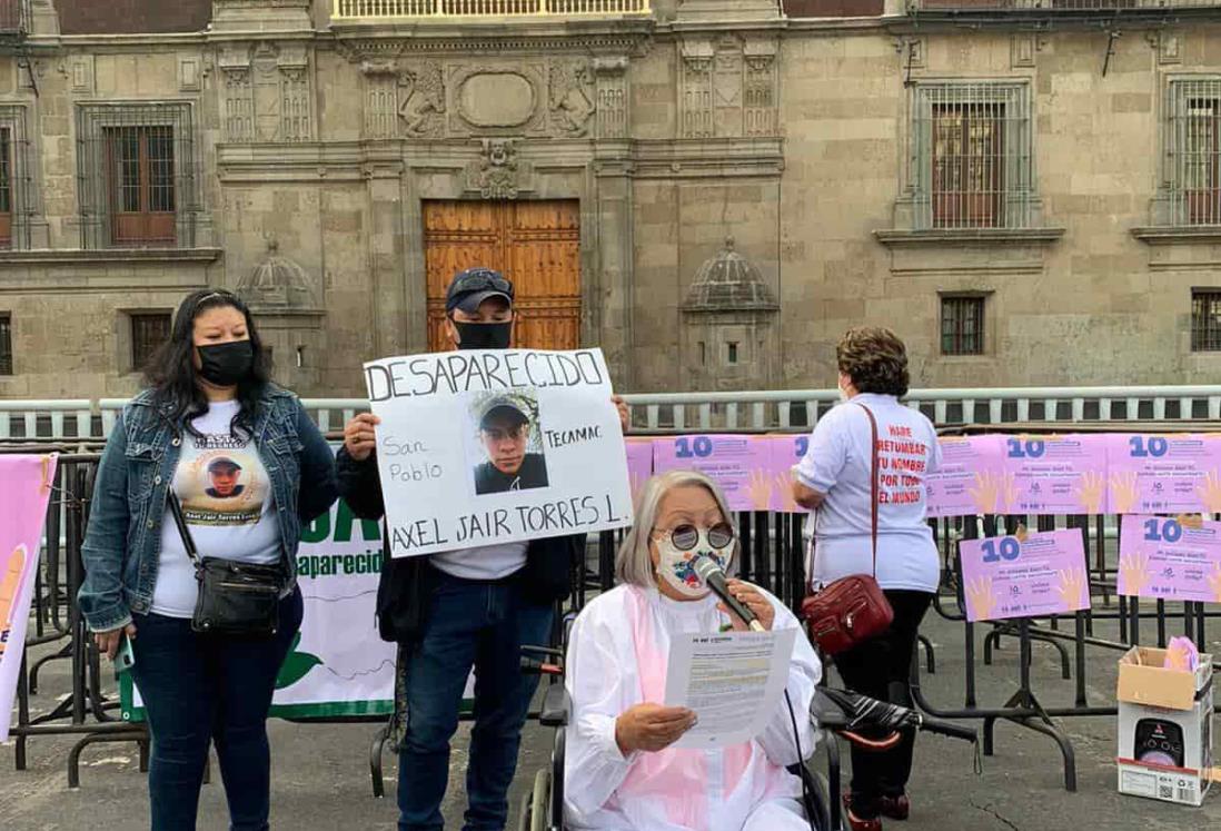 Madres de desaparecidos protestan afuera del Palacio Nacional