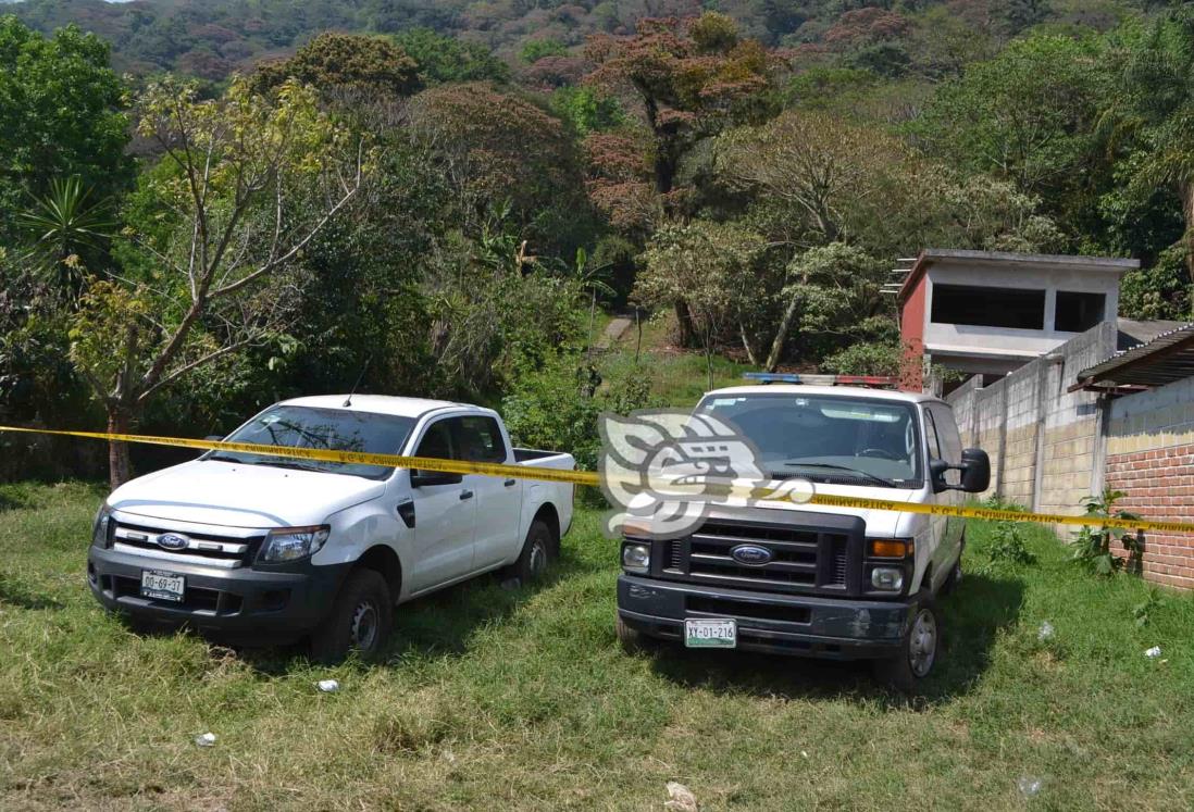 Exhuman 3 cuerpos en fosa clandestina en Chocamán