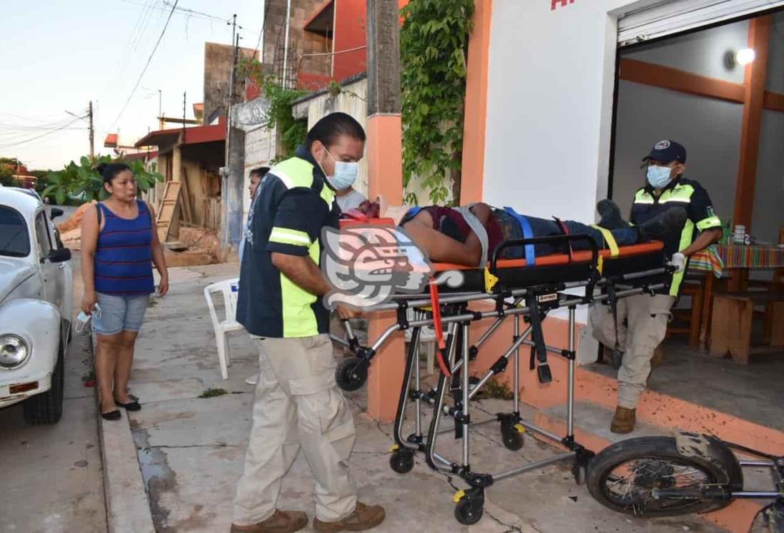 Grave joven motociclista tras derrapar en Acayucan 