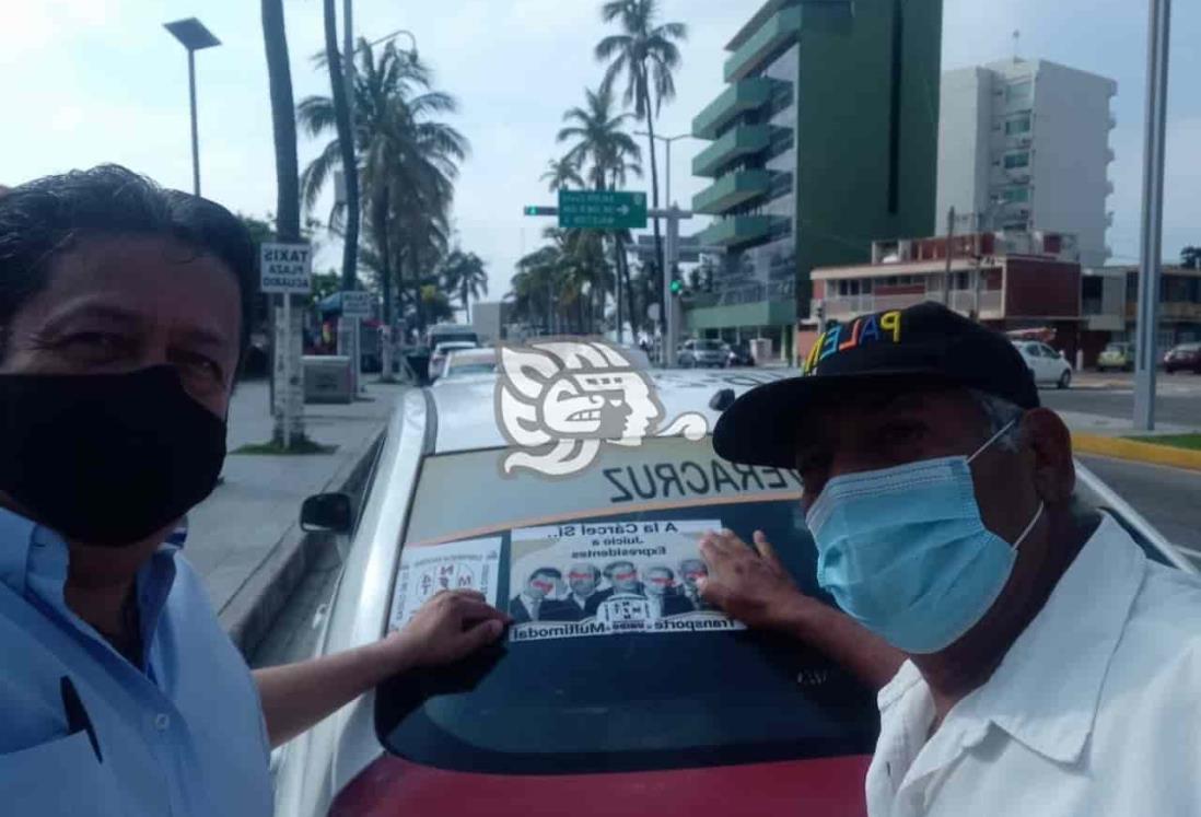 Líderes transportistas colocan calcomanías como apoyo a la Consulta Popular