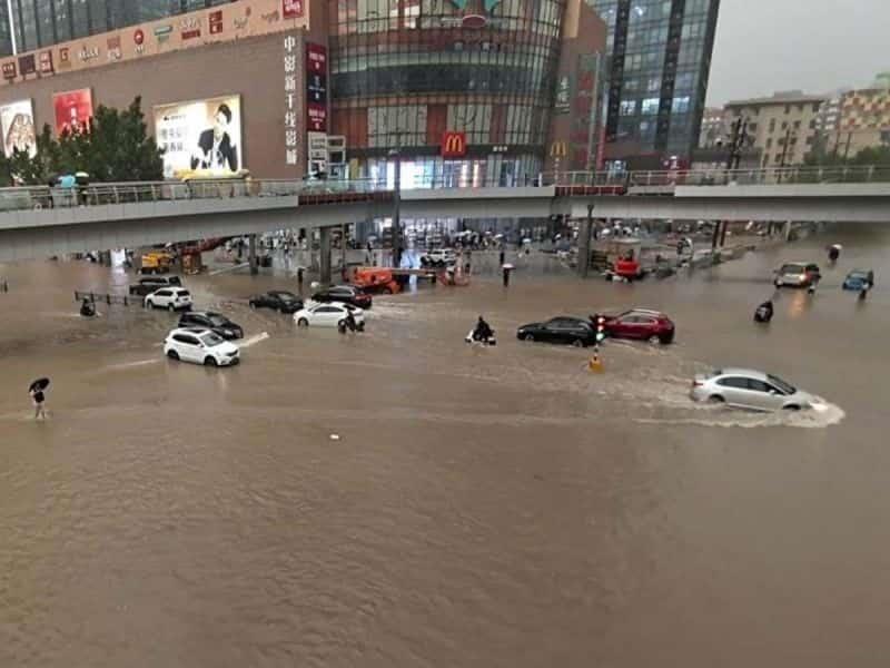 Nuevas inundaciones anegan el centro de China en medio de avance de tifón