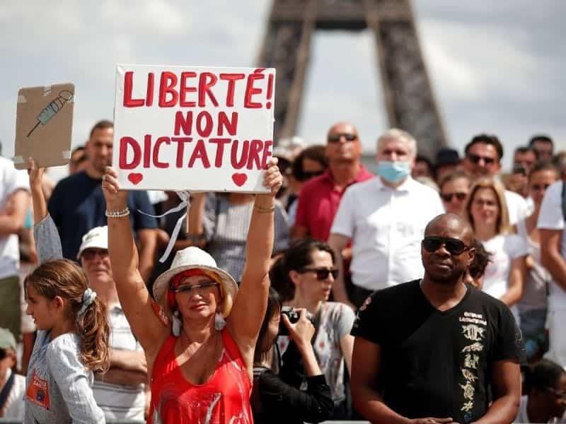Macron pide unidad tras protestas antivacunas