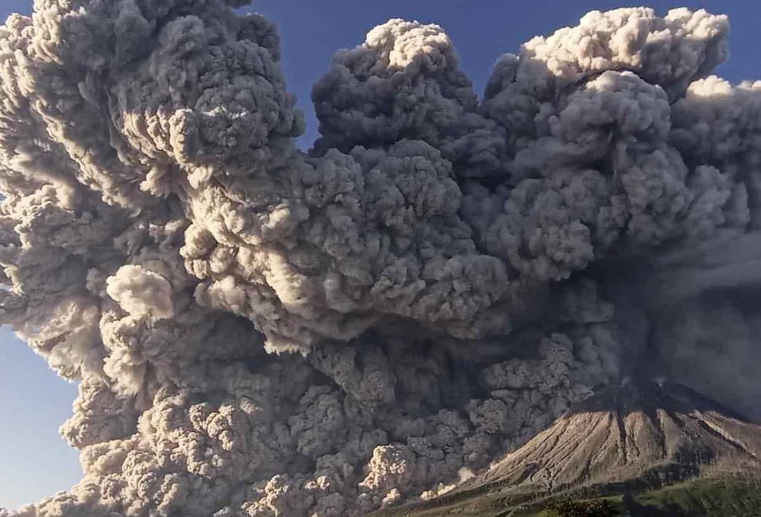 Volcán Sinabung entra en erupción tras dormir por 11 años