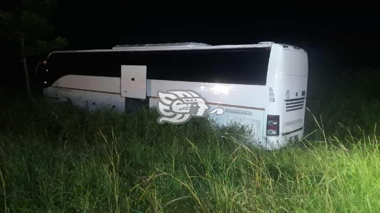 Volcadura de autobús sobre la autopista Cosoleacaque – La Tinaja; 5 heridos