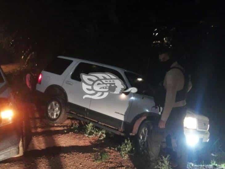 Abandonan camioneta tras accidente en Los Gavilanes de Acayucan