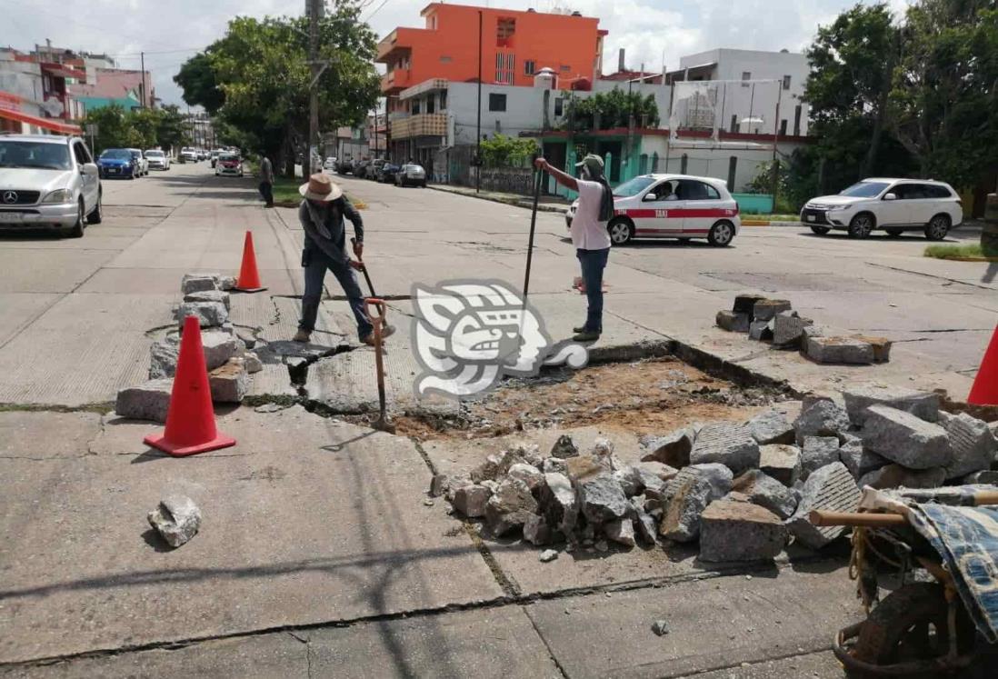 Obras Públicas atiende hundimiento en avenida de Coatzacoalcos