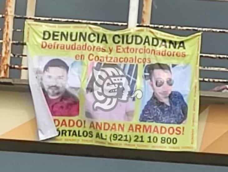 Cuelgan lonas en puentes de Coatzacoalcos exhibiendo a presuntos estafadores