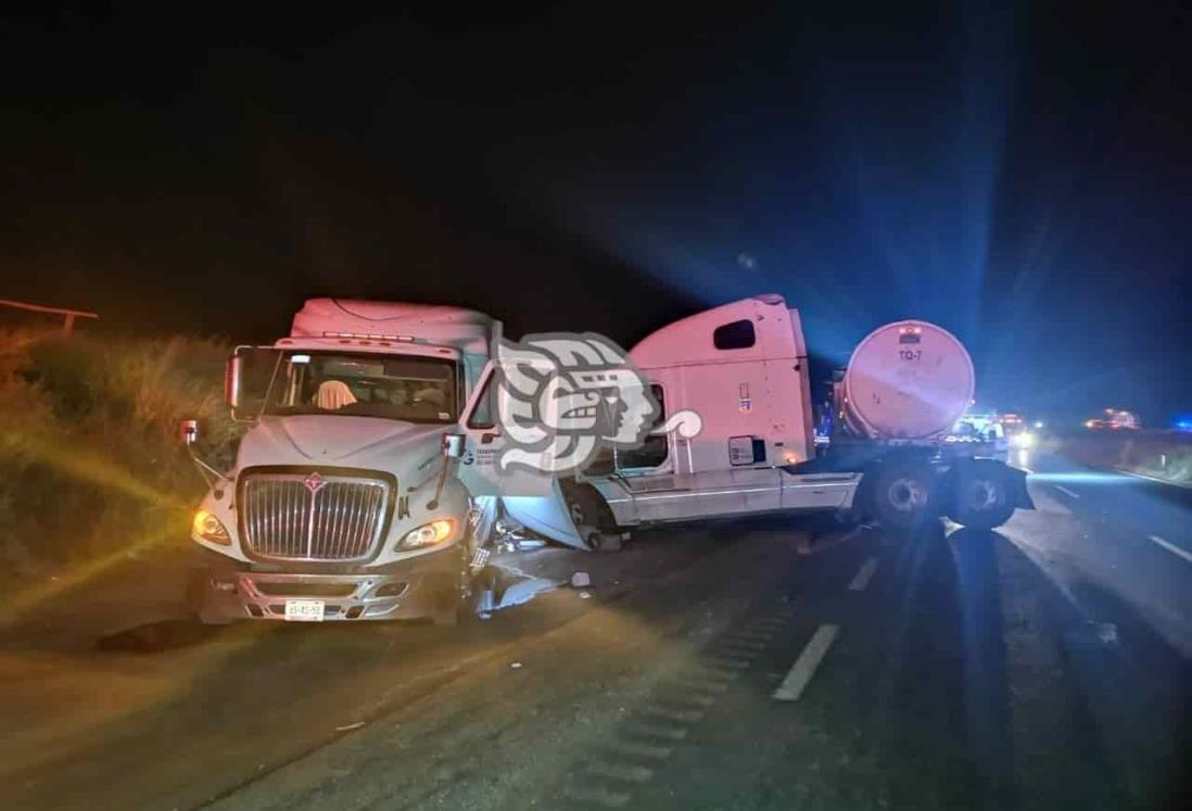 Daños cuantiosos tras choque de tractocamiones en autopista de Acayucan