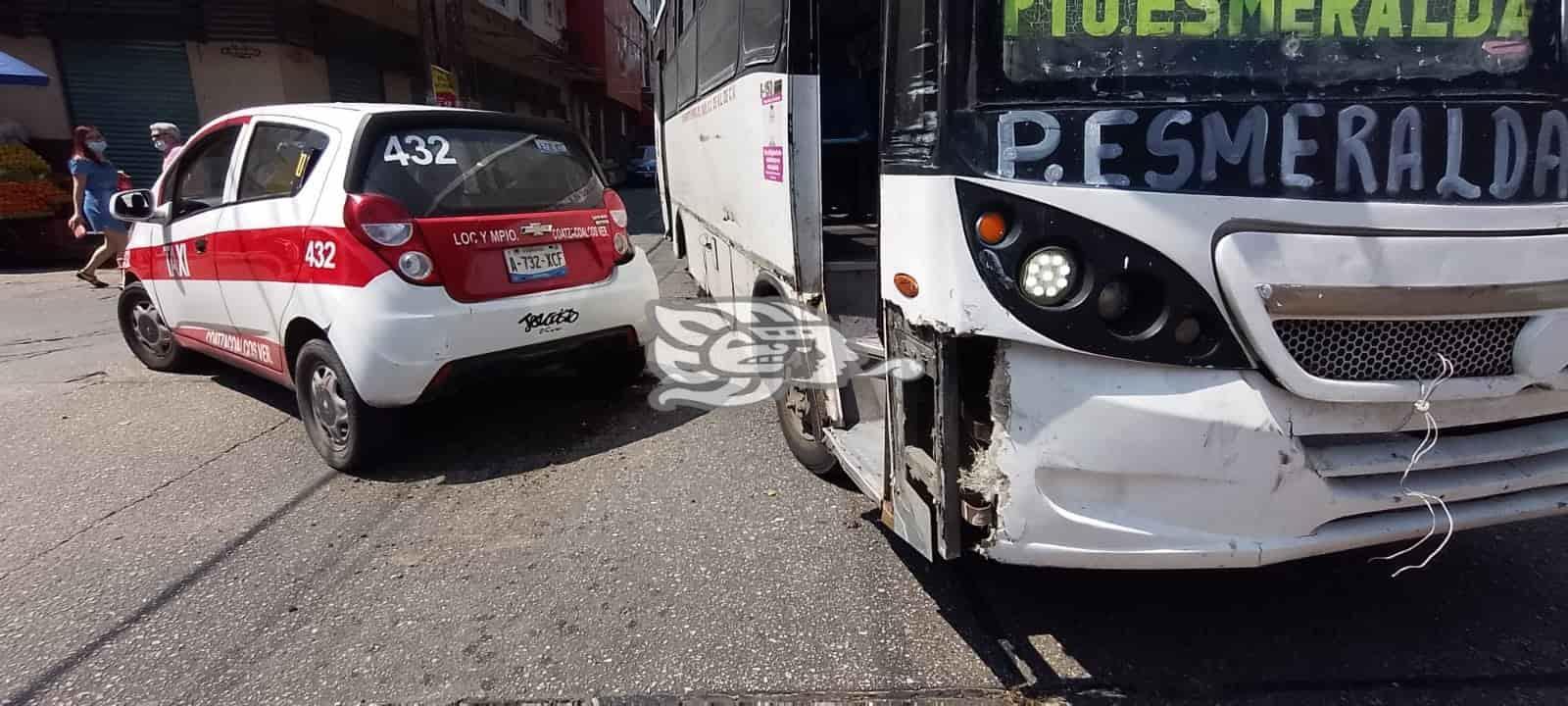 Microbús impacta a taxista en el centro de Coatzacoalcos