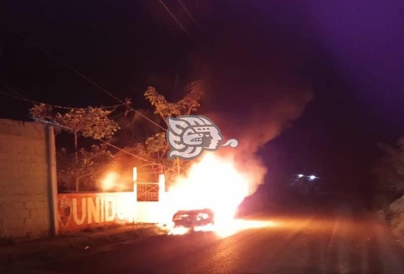 Se incendia auto en tramo carretero Cuichapa-Tlacuilolapan