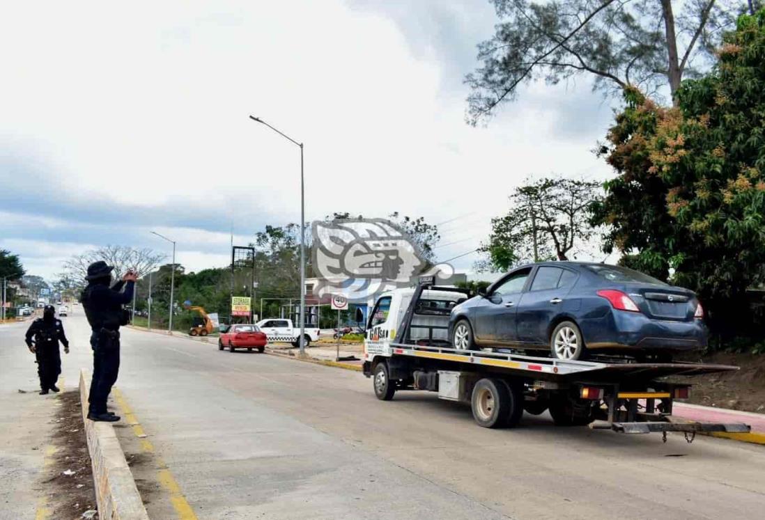 Detienen a mujer con vehículo con reporte de robo en Acayucan