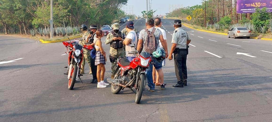 Chocan motociclistas por alcance sobre la carretera federal Veracruz-Xalapa