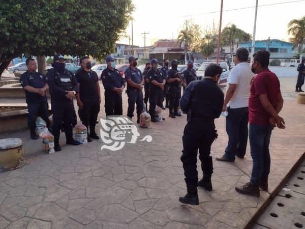 Entregan despensas a policías municipales de Moloacán