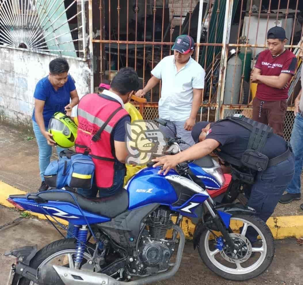 Daños y una dama lesionada en percance vial en Cosoleacaque