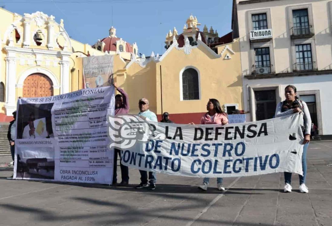 Denuncian exempleados abusos por parte del alcalde de Coatzintla