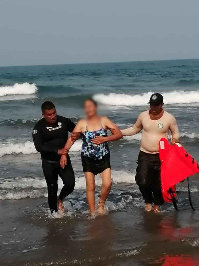 Rescata SSP a una persona que fue arrastra mar adentro, en playa de Veracruz