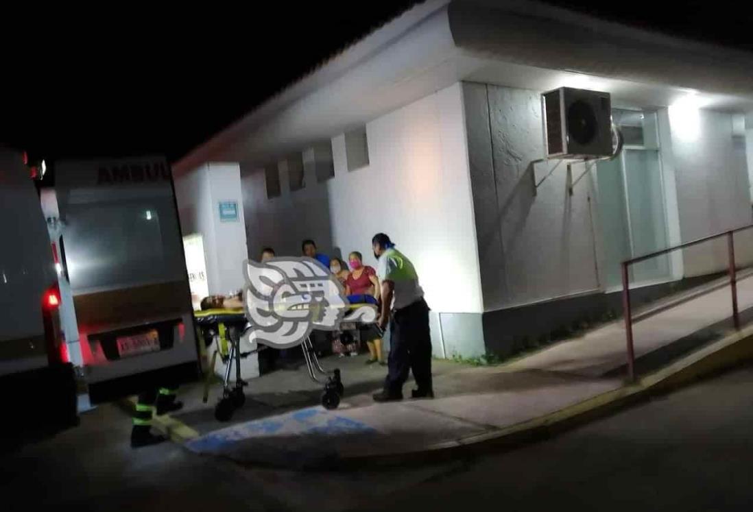 Mujer fue auxiliada tras ser arrollada en Acayucan