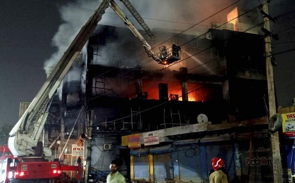 Edificio comercial en Nueva Delhi en la India se incendió; hay 27 muertos