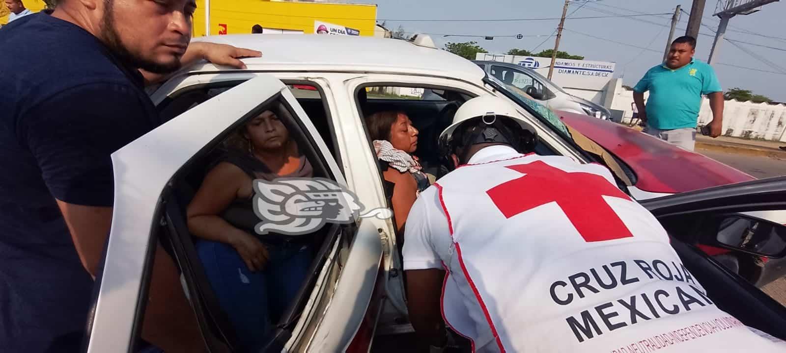 Aparatoso accidente en acceso a Coatzacoalcos; tres mujeres lesionadas