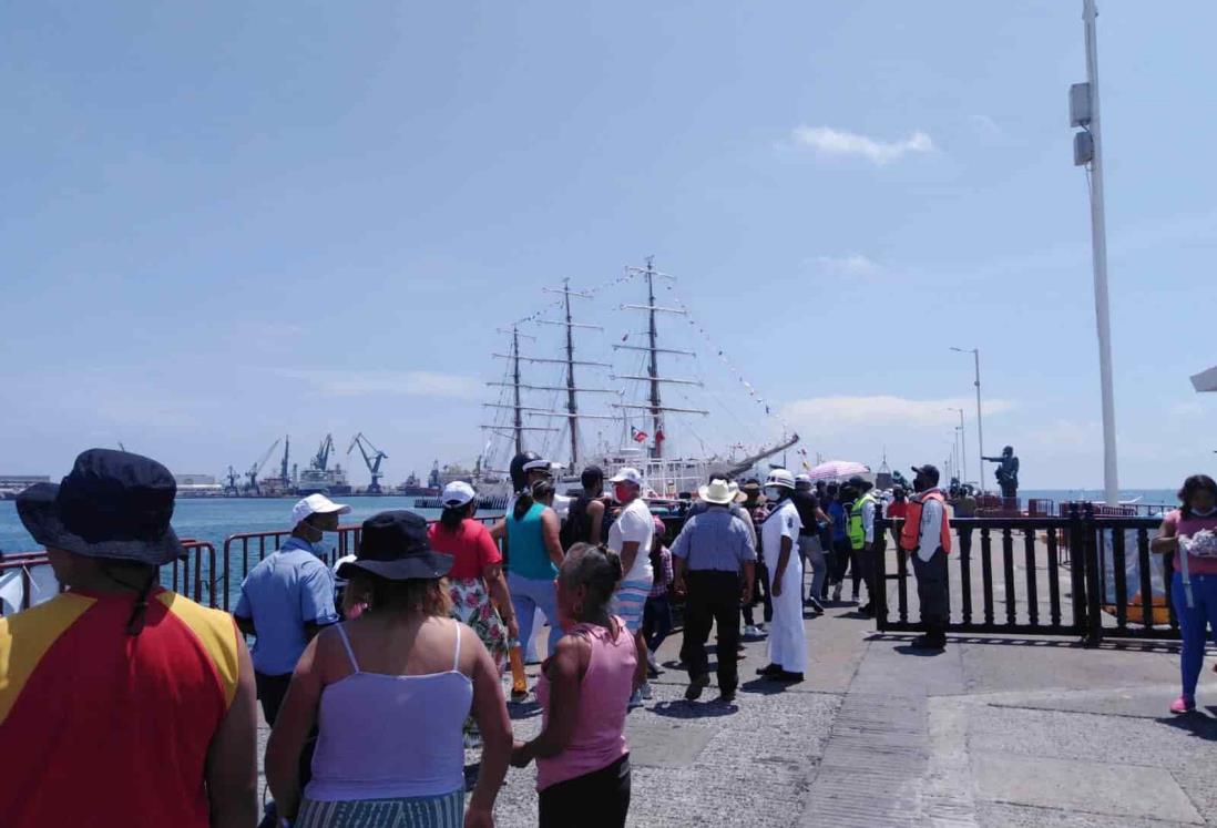 Turistas y jarochos disfrutan del último día del Festival Velas Latinoamérica 2022