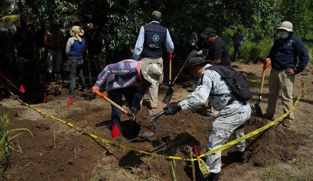 Se eleva a 22, el número de cuerpos hallados en una fosa clandestina de Michoacán