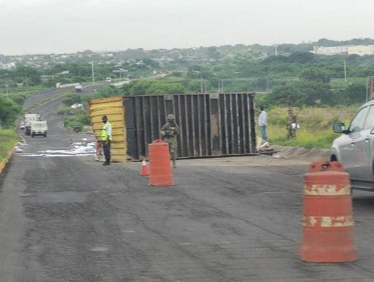 Se desprende contenedor de tráiler en carretera rumbo a recinto portuario en Veracruz