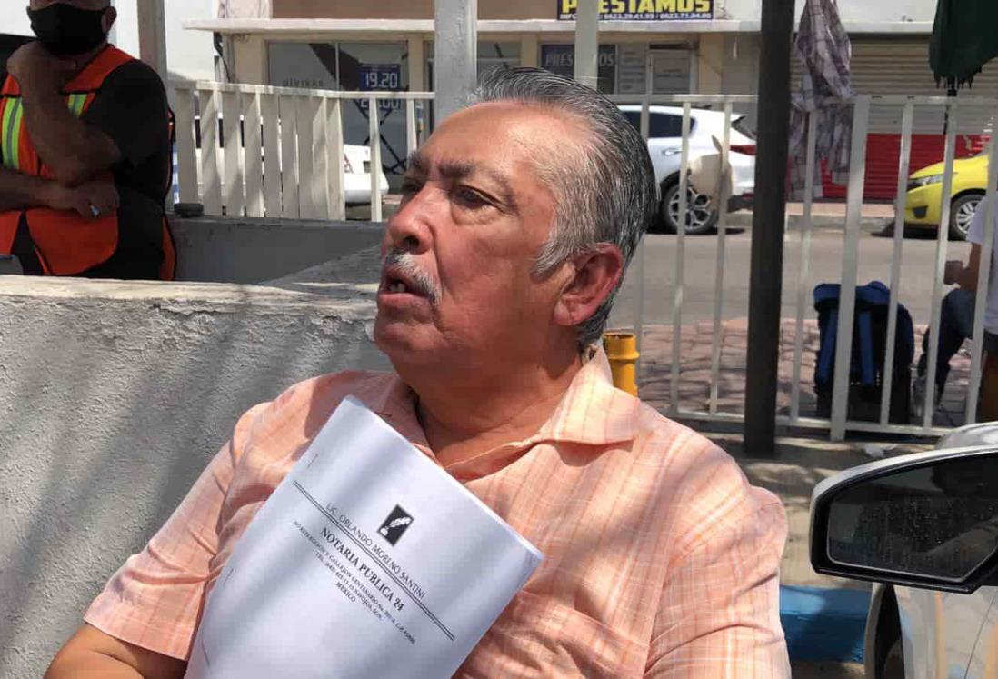 Adulto mayor se encadena a sucursal de BBVA en Sonora por no entregarle su herencia