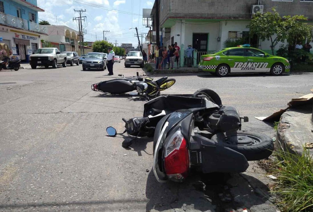 Chocan motocicletas en Tierra Blanca; hay una mujer lesionada