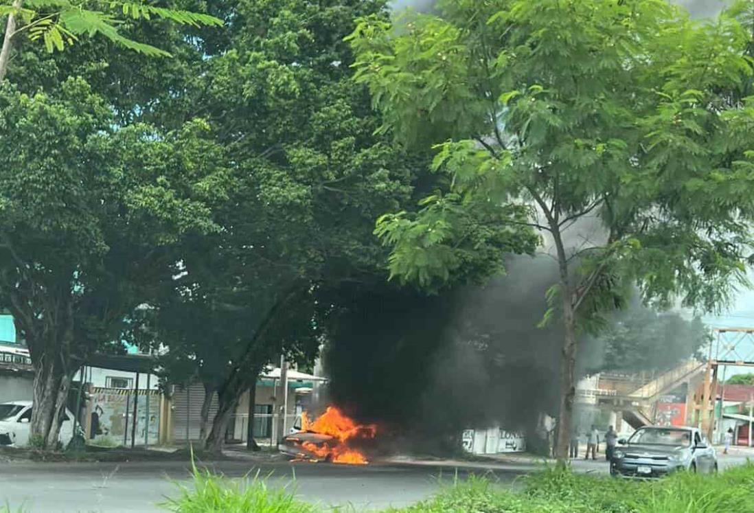 Se incendia camioneta en la carretera federal Veracruz - Xalapa