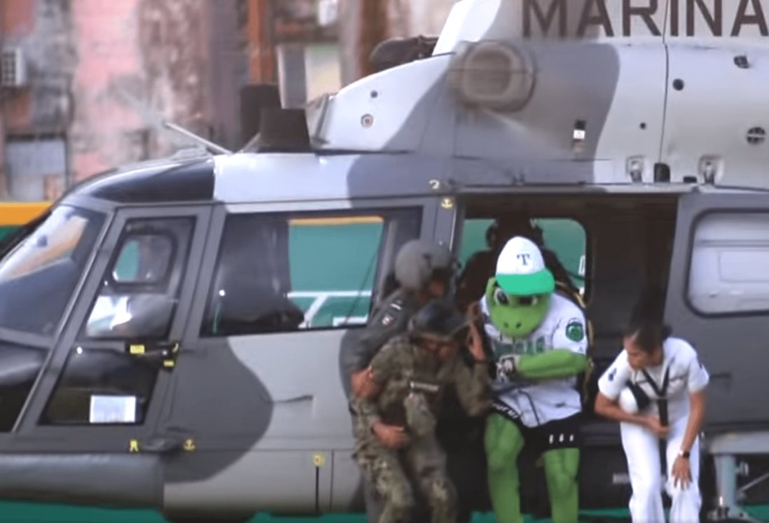 Mascota de Olmecas de Tabasco es trasportada en helicóptero de la Semar (video)