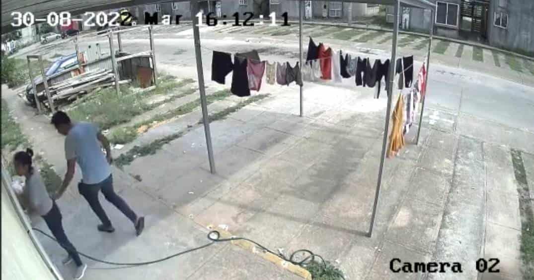 Delincuente roba celular a mujer frente a su casa en Coatzacoalcos (+Vídeo)