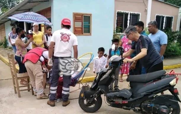 Madre e hijo con lesiones por accidente en motoneta, en Cosoleacaque