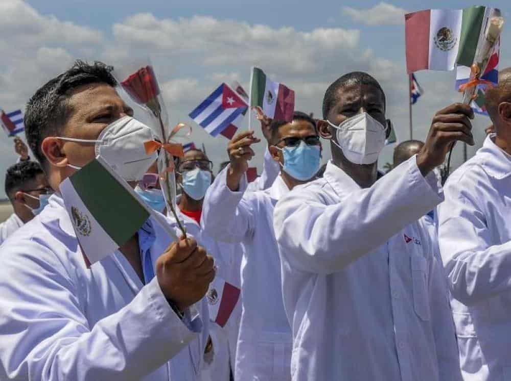 Traerán más médicos cubanos ante déficit de especialistas en México