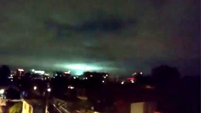Extrañas luces en el cielo por sismo de 6.9 grados (+Vídeo)