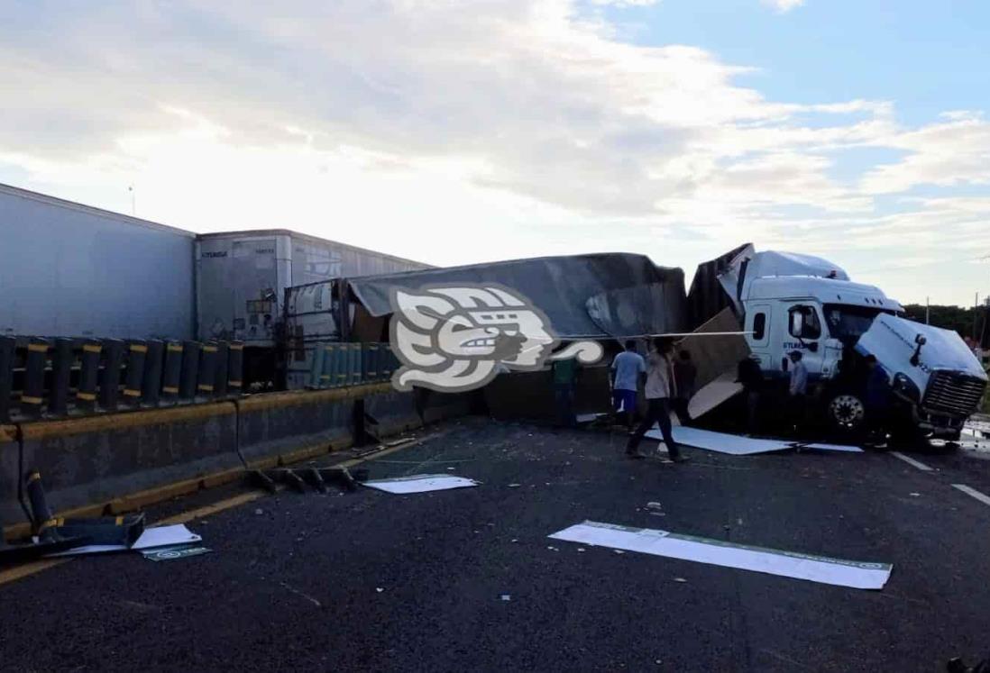 Tractocamión colisiona en autopista del sur de Veracruz; rapiñan tabla roca