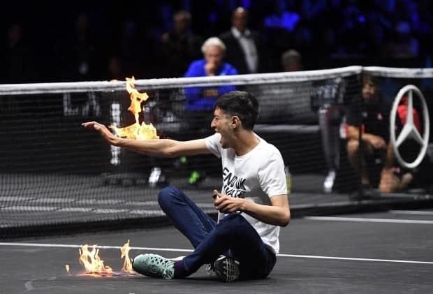 En juego de Federer y Nadal, se prende fuego para protestar contra contaminación