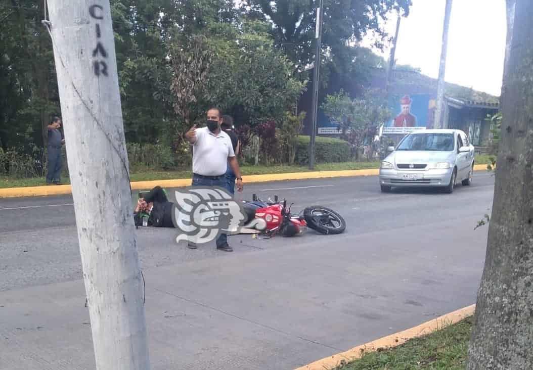 Motociclista sale lesionado al chocar contra auto en avenida Ávila Camacho de Xalapa