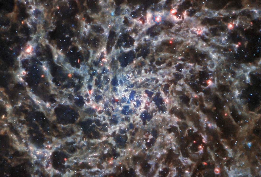 Telescopio James Webb capta esqueleto de galaxia en espiral