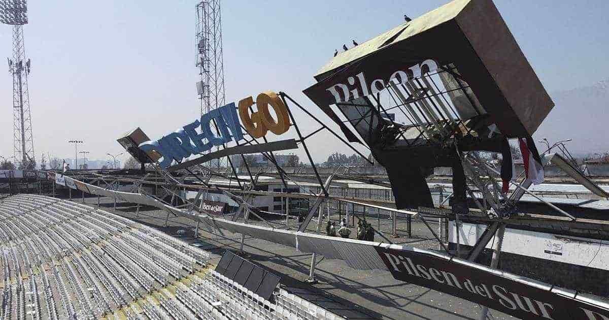 Colapsa techo del estadio de Colo-Colo; al menos 8 heridos (+Video)