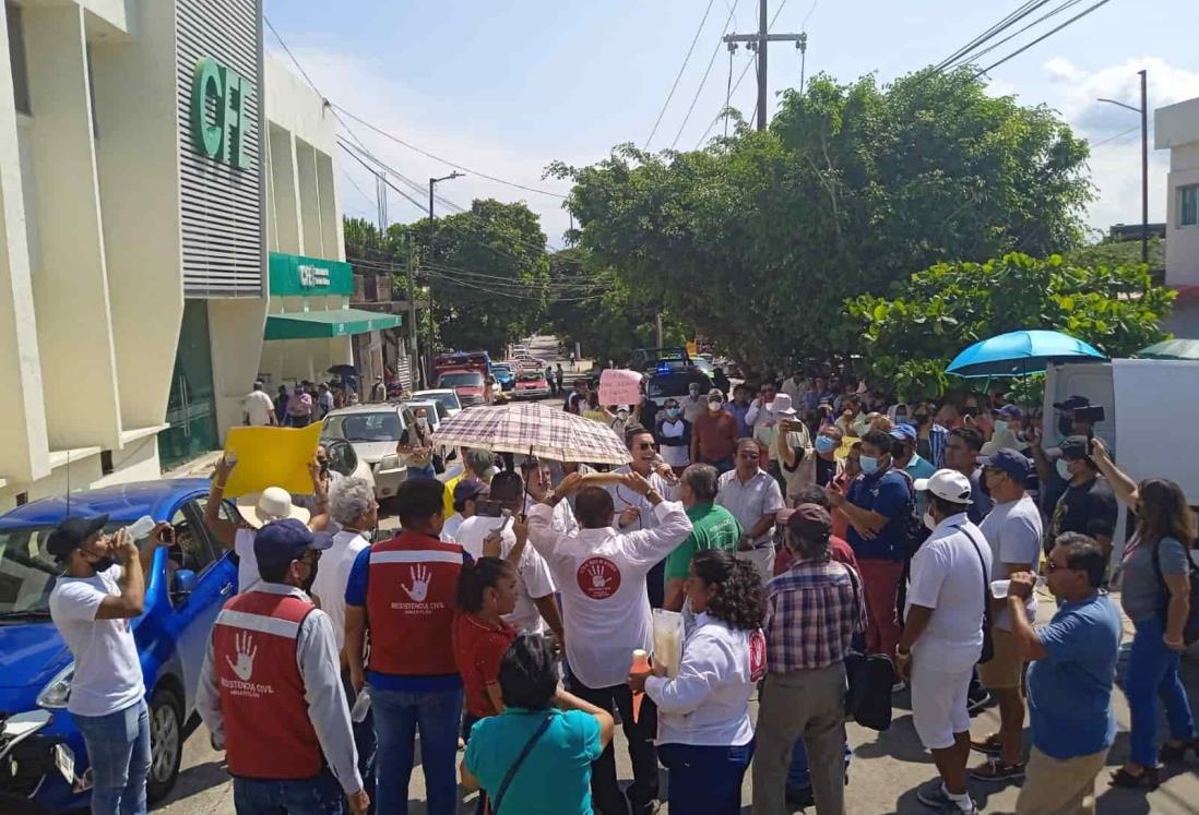 Pobladores del sur protestan en la CFE de Coatzacoalcos (+Video)