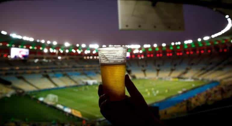 Qatar prohíbe venta de cerveza en estadios