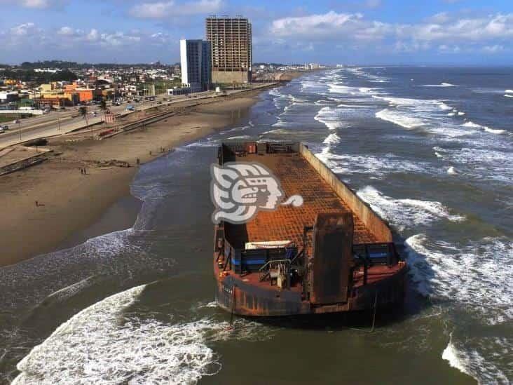 Logran sacar la barcaza; Tras varias horas de labores, fue liberada en el sur de Veracruz