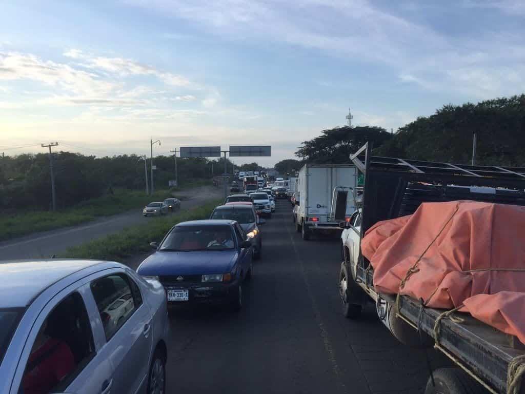 Persiste tráfico en caseta Paso del Toro de la Córdoba-Veracruz