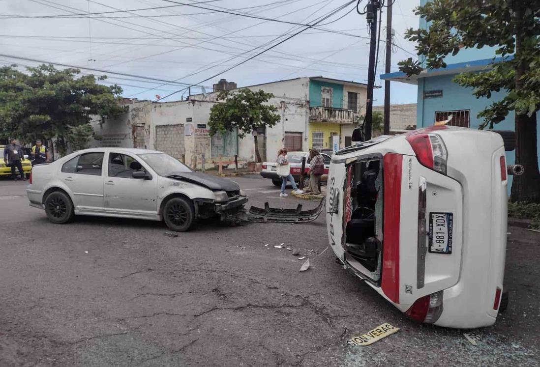 Vuelca taxista en calles del centro de Veracruz (+Video)