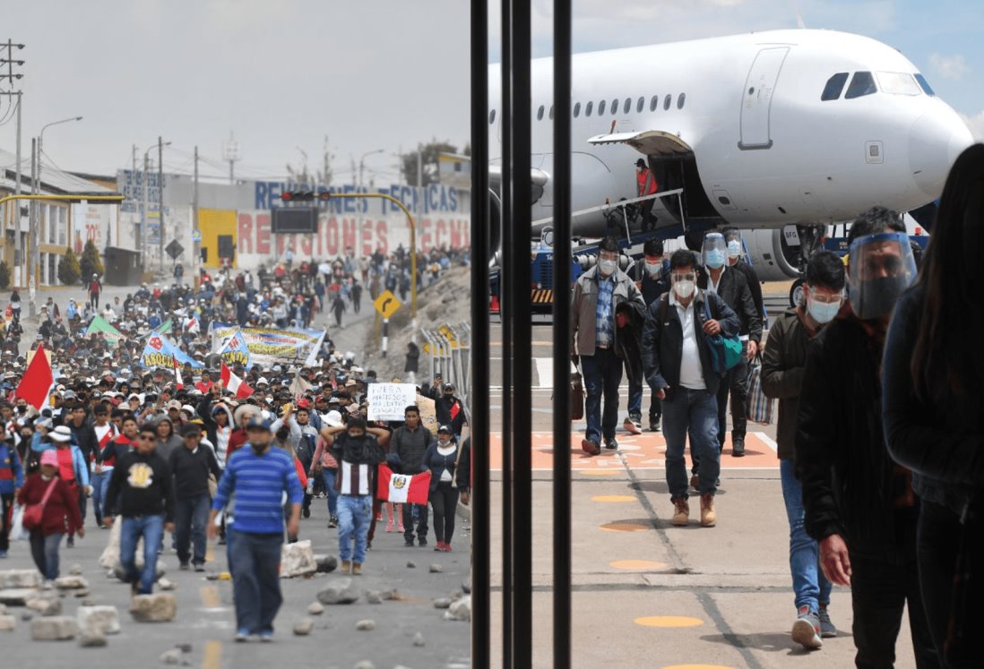 Dina Boluarte da orden y cierra aeropuertos en Perú tras protestas solicitando su renuncia