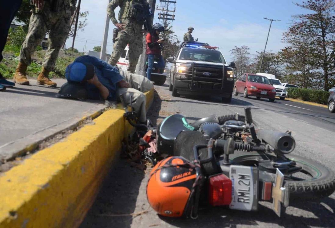 Automóvil derriba a motociclista en carretera de Las Bajadas