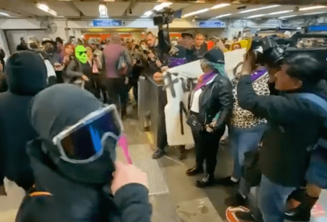 Colectivos de mujeres protestan en el Metro por la llegada de la Guardia Nacional