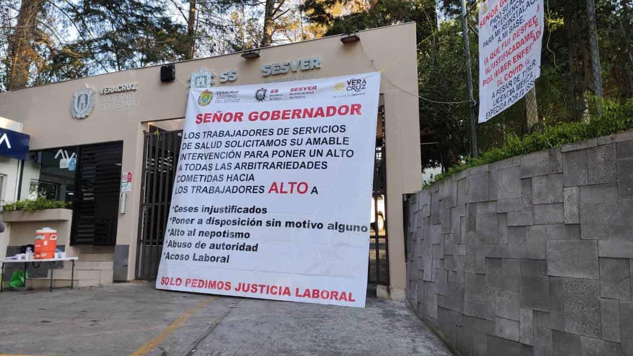 Empleados de Salud se manifiestan en Xalapa; acusan despidos injustificados (+Video)